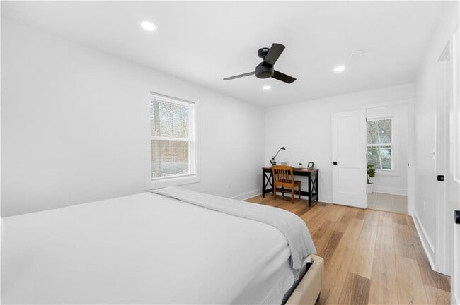 Building Photo - 150 Sweetwater St