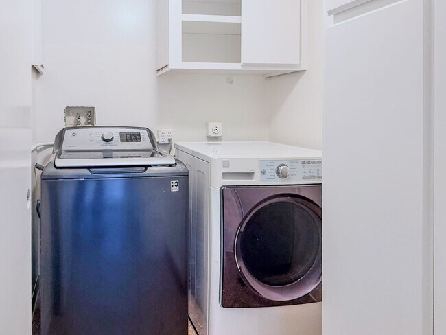 Building Photo - 3525 Sunset Ln