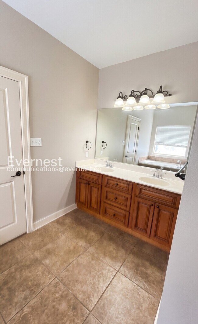 Building Photo - 2835 Plateau Dr