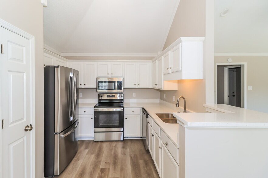 Building Photo - 8603 Brer Fox Cove