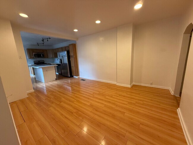 Building Photo - Luxury Home - South Side Flats