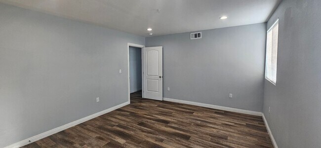 Building Photo - 211 W 43rd St