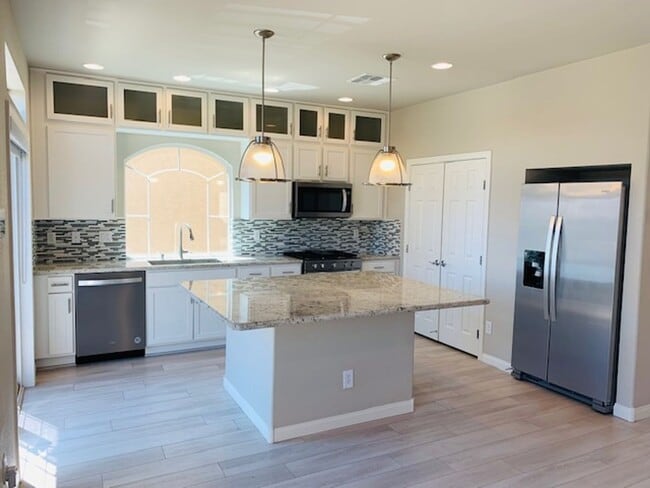 Building Photo - Beautiful Southwest Home with Dual Primary...