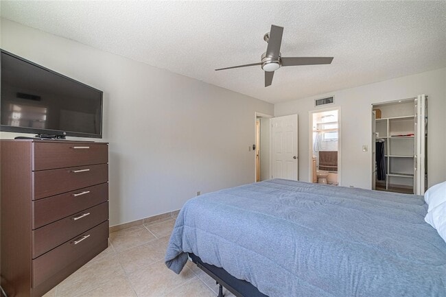 Building Photo - 701 Lori Dr