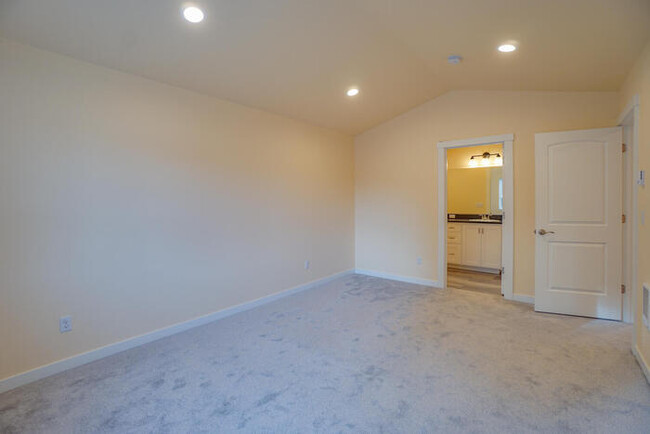 Building Photo - Beautiful Newer Townhome In Landover Sharmel