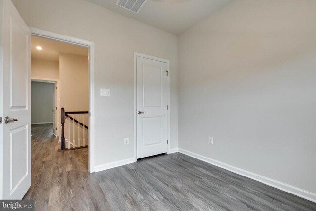 Building Photo - 7912 N Gladden Farm Way