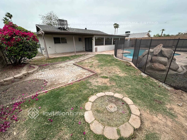Building Photo - 2631 S Holbrook Ln