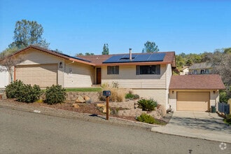 Building Photo - 10 Greenbrier Dr