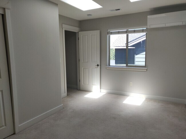 Building Photo - 331 NW Flagline Dr