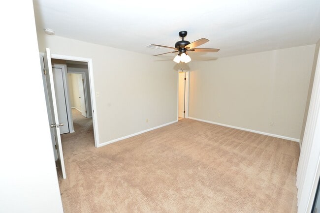 Building Photo - Great Neck just a few miles from Oceanfront