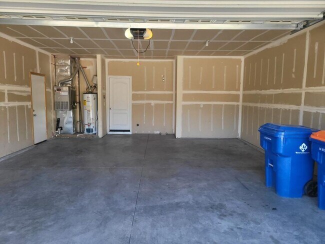 Building Photo - Great Location! 4 bedroom!