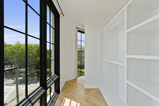 Building Photo - The 912 Building C