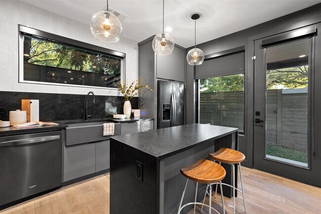 Building Photo - 2209 Rae Dell Ave