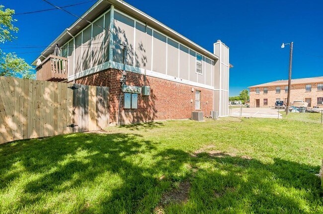 Building Photo - 8117 Foxfire Ln