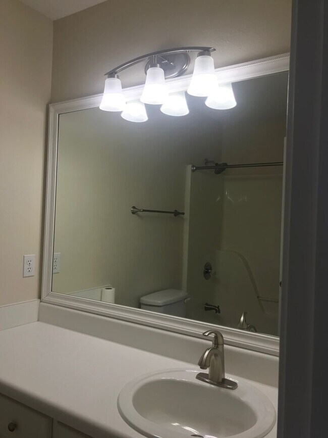 Building Photo - Convenient Location to Hulrburt Field