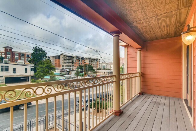 Building Photo - 906 Juniper St, Austin, Texas 78702