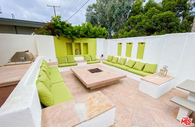 Building Photo - 27112 Malibu Cove Colony Dr