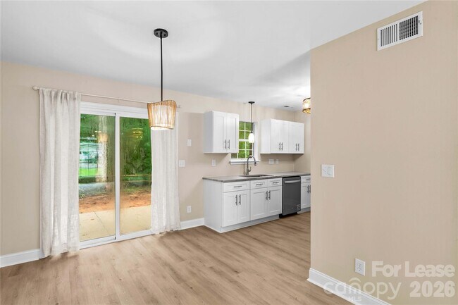 Building Photo - 697 Rebecca Jane Dr