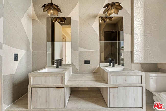 Building Photo - 1021 N Ogden Dr