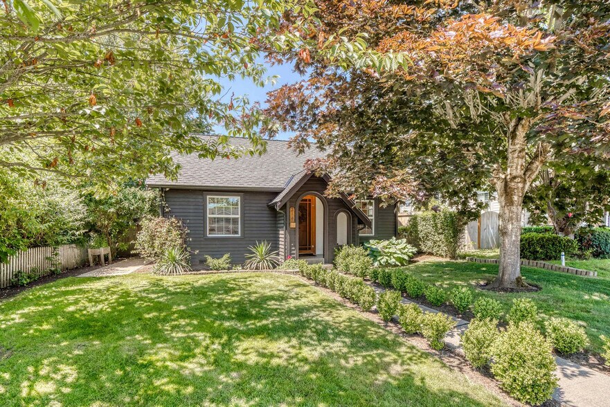 Building Photo - 214 Ave F