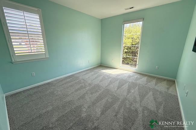 Building Photo - Spacious 3 bedroom, 2.5 Bathroom Condo w/ Bonus Room in South San Francisco