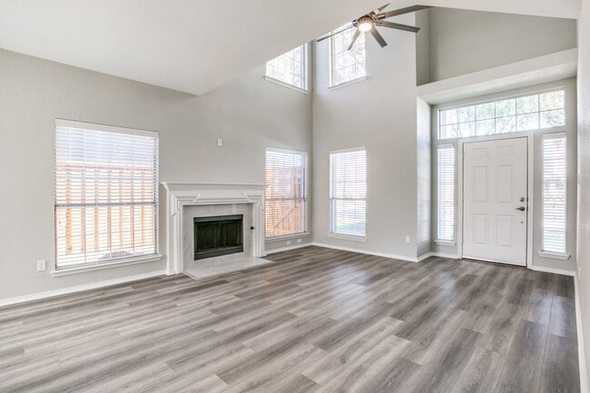 Building Photo - 641 Raintree Cir