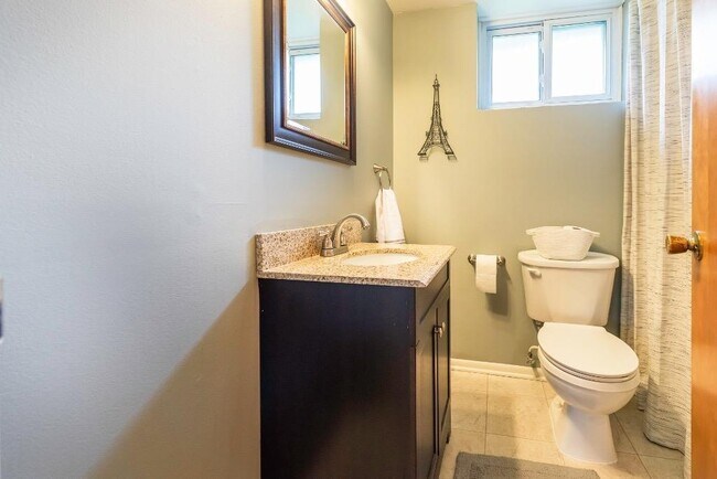 Building Photo - 812 N Mansfield St