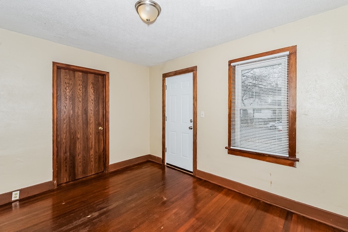 Building Photo - 106 9th Ave N