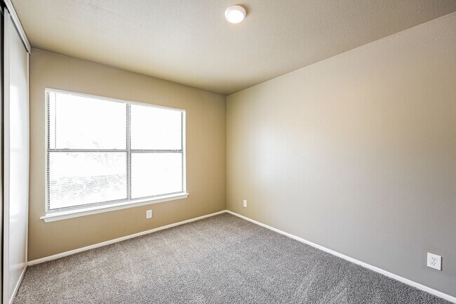 Building Photo - Recent remodeled! 4 bedroom, two living areas and loft!