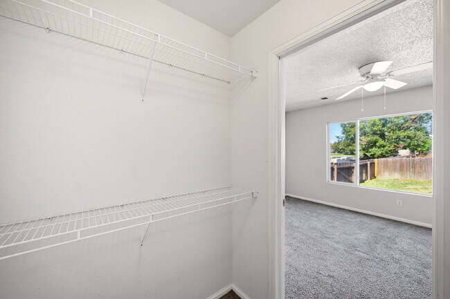 Building Photo - $2,495.95 - 3 Bed, 2 Bath Home in Denver with Central AC and Fenced in Yard!