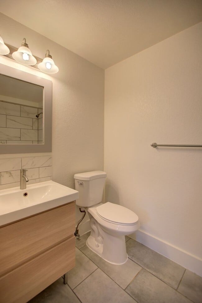 Building Photo - Large 2bd, 2ba Condo Available w/ Private ...