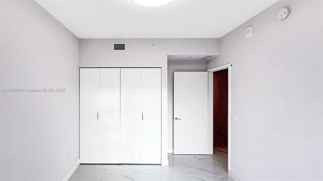 Building Photo - 700 NE 24th St