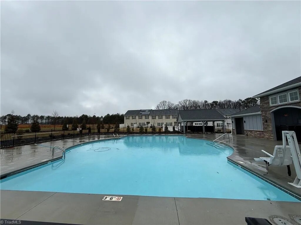 Building Photo - 1694 Hallview Ct