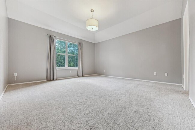 Building Photo - 2212 Clover Ridge Dr