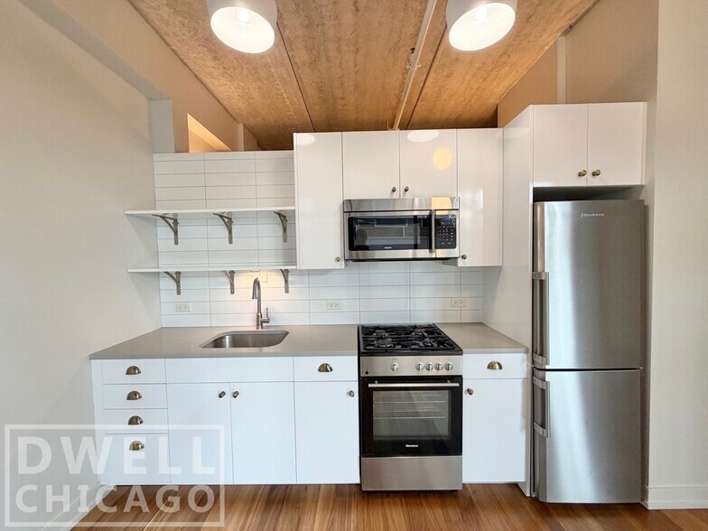 Building Photo - 640 N La Salle Dr