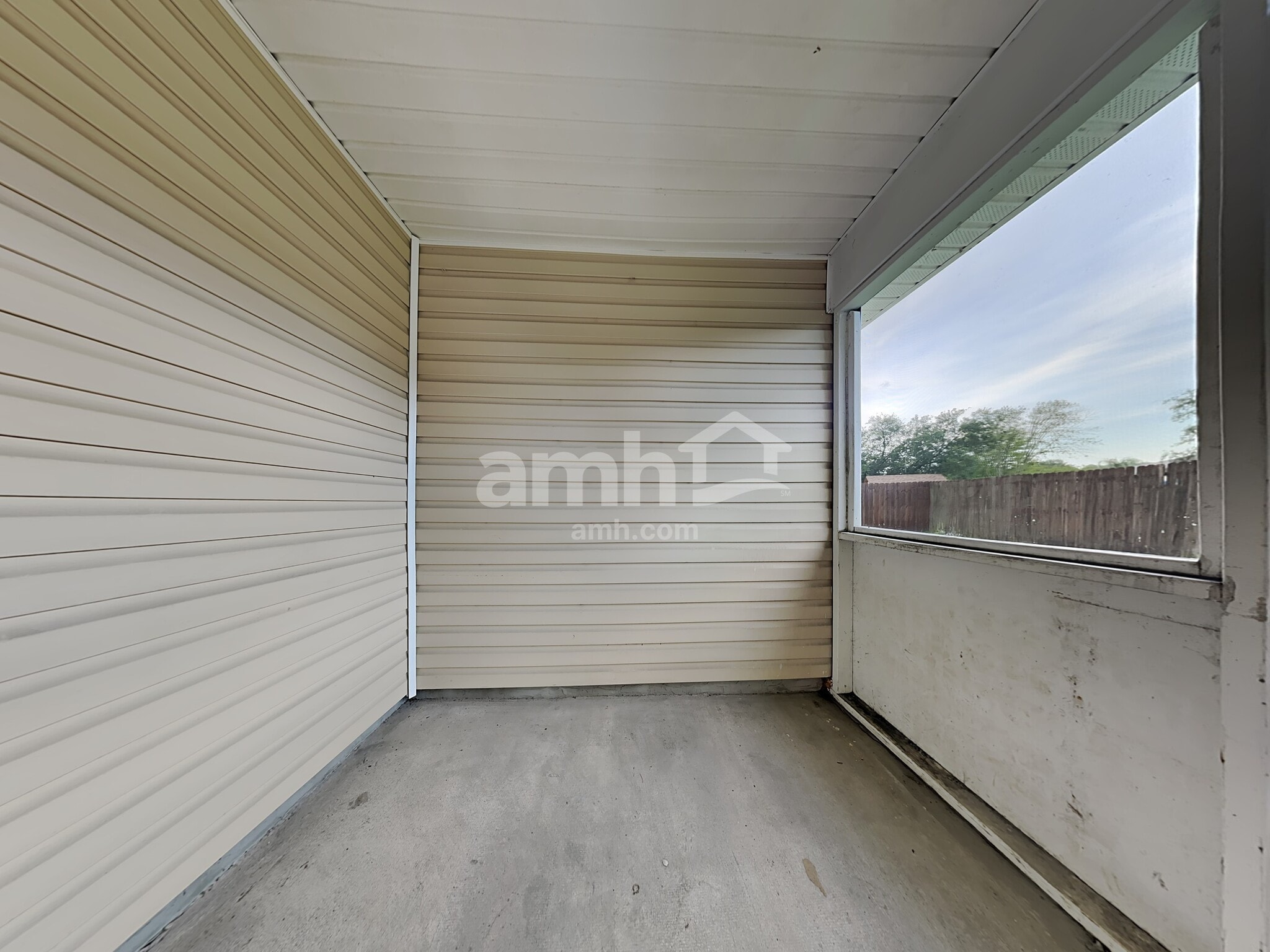 Building Photo - 1852 Willesdon Dr E