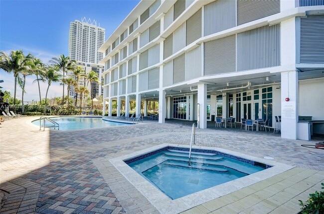 Building Photo - 6515 Collins Ave