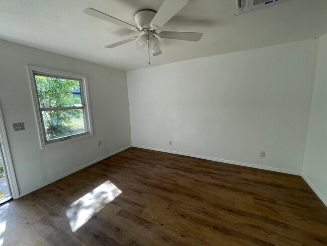 Building Photo - Lake Drive