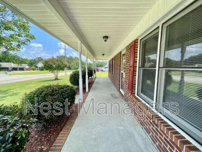 Building Photo - 172 Finch Rd