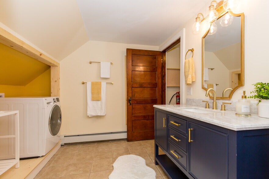Upper Bath - 715 5th St SE