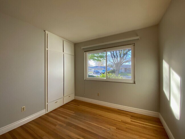 Building Photo - Beautiful 3 BDRM, 2 BATH Home w/ American ...