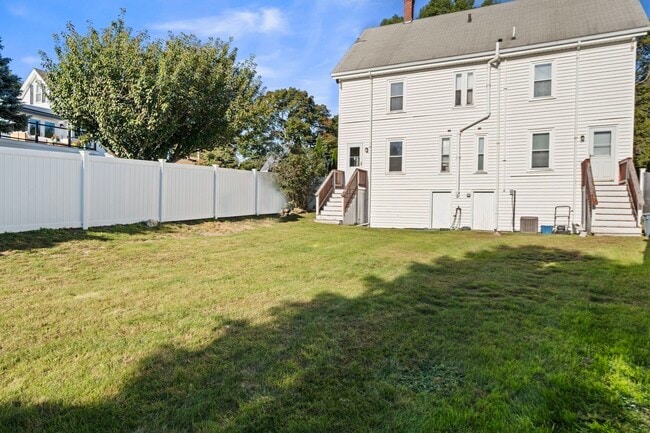 Building Photo - 27 Highland St