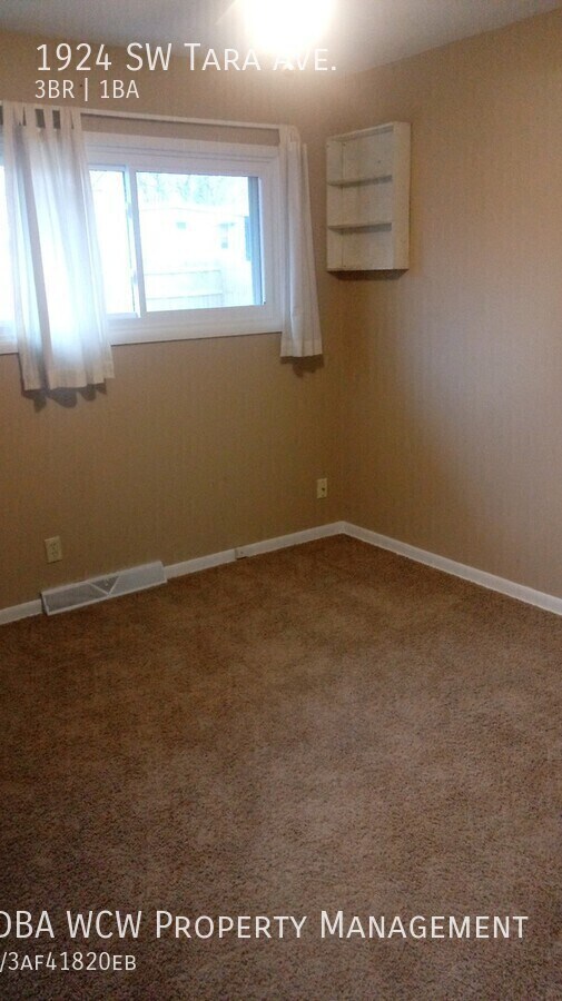 Building Photo - 1924 SW Tara Ave