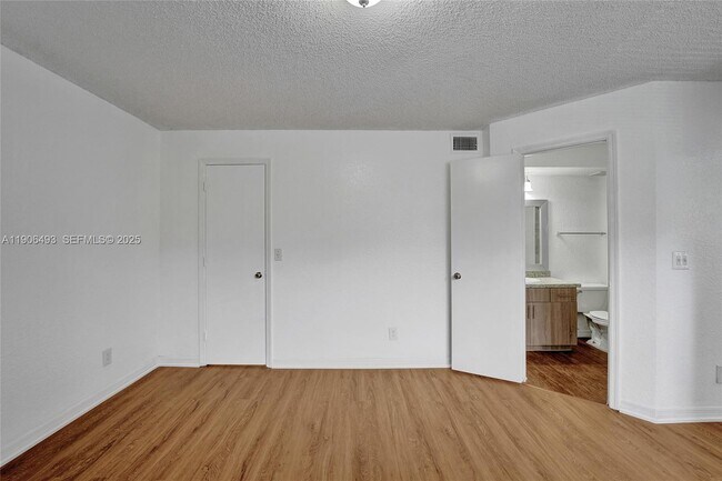 Building Photo - 417 Vista Isles Dr