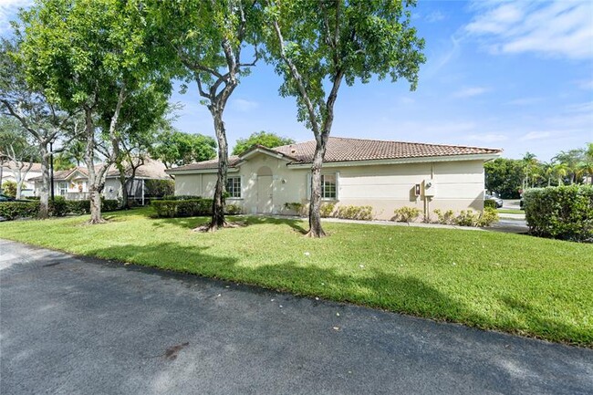 Building Photo - 4935 SW 32nd Ave