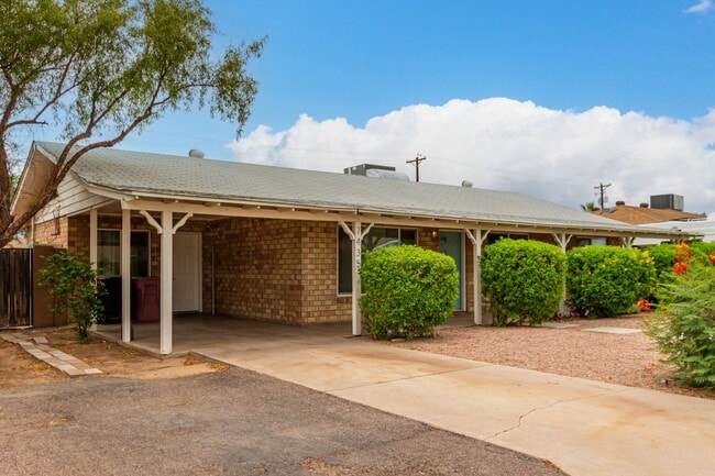 Building Photo - COMING SOON! Beautifully Remodeled 3 bedro...