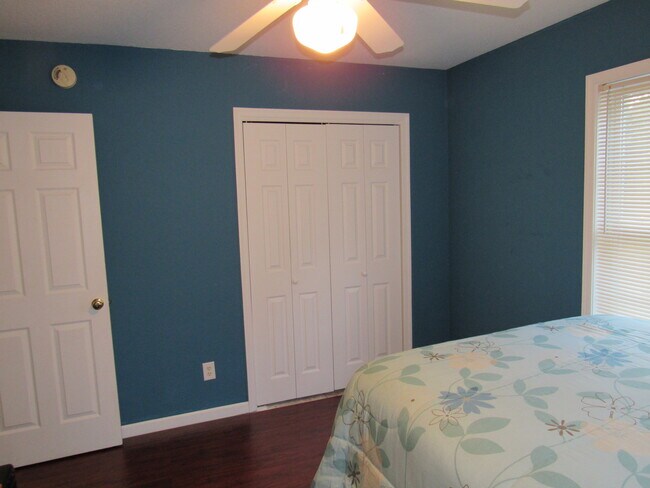 Building Photo - 142 Roanoke Dr