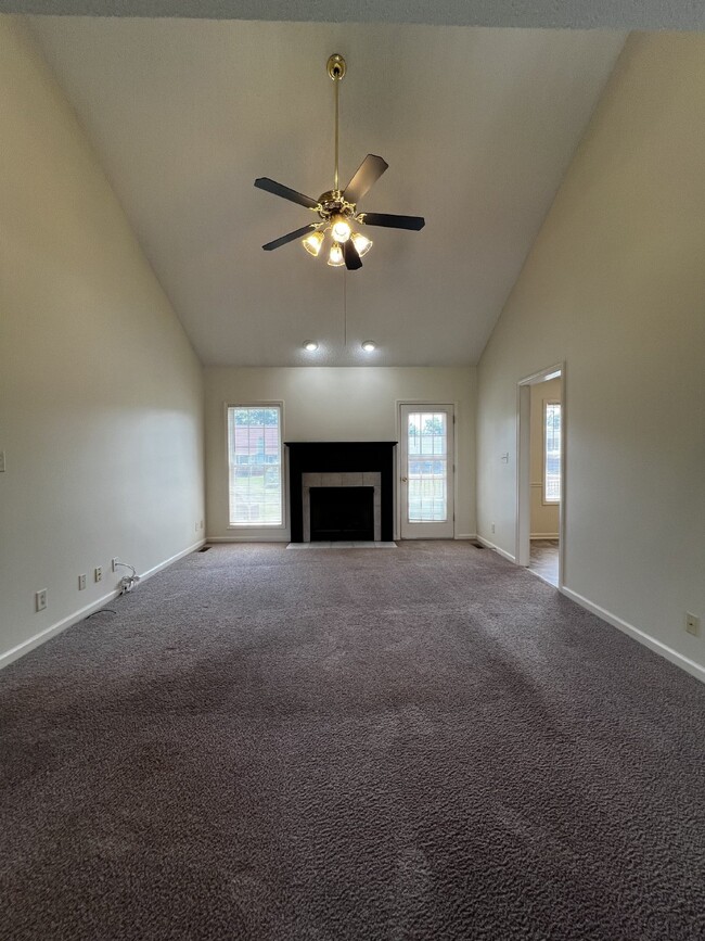 Primary Photo - Charming 3 Bed, 2.5 Bath Home in Clarksvil...