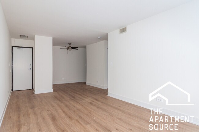 Building Photo - 544 W Melrose St