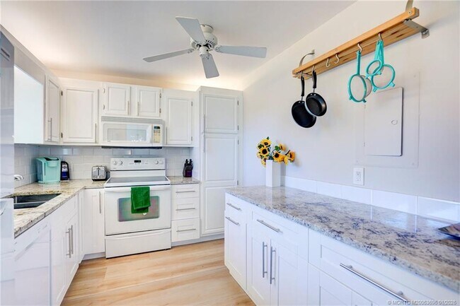 Building Photo - 2370 NE Ocean Blvd